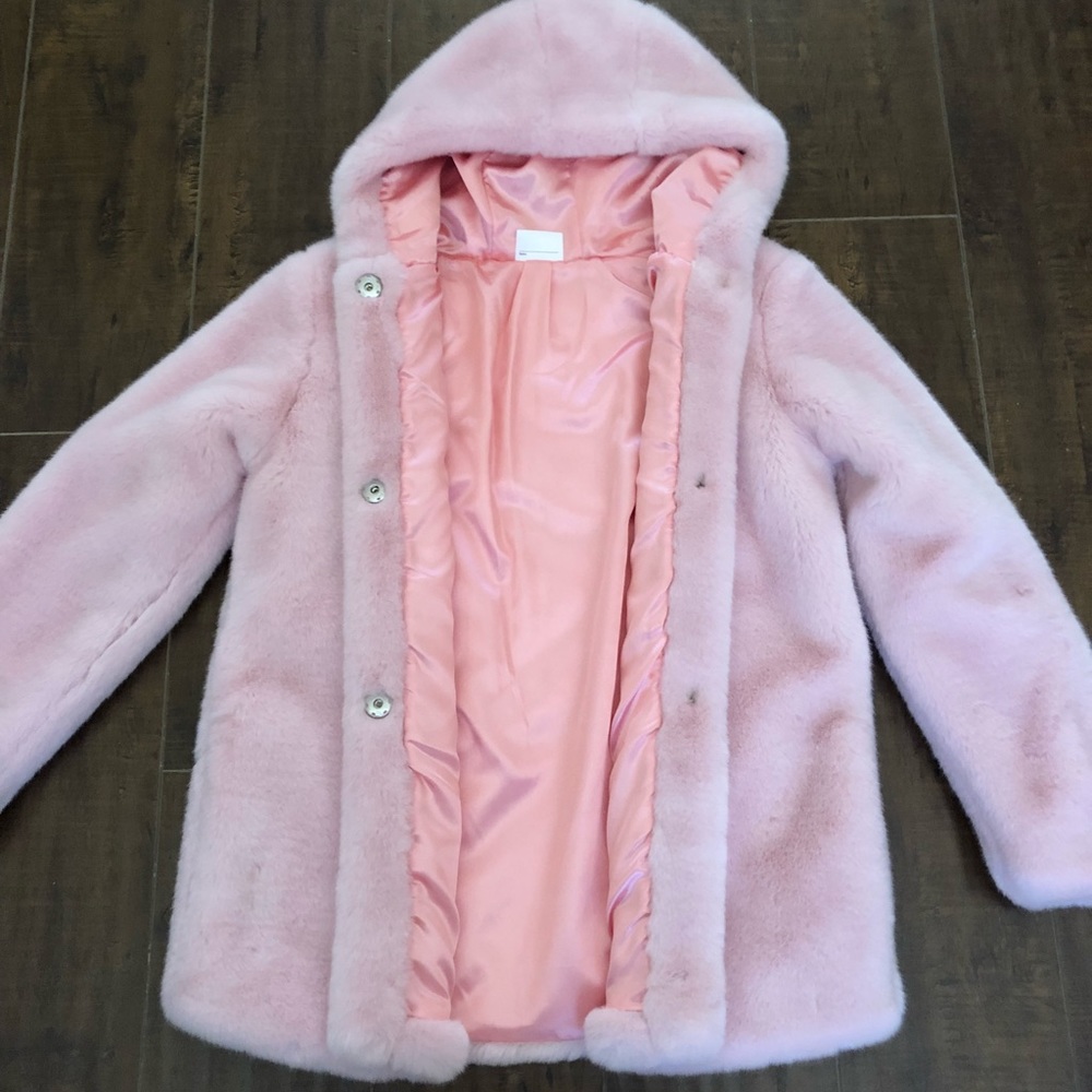 Hannah Anderson big girls pink fluffy jacket
